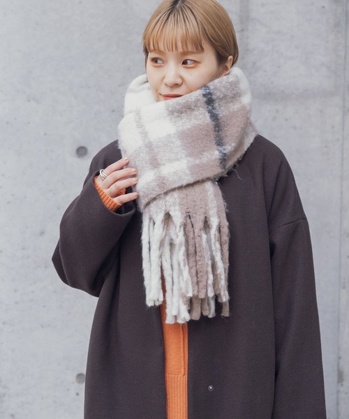 ITEMS URBANRESEARCH（アイテムズ アーバンリサーチ）の「リサイクルポリエステルブークレチェックストール（ストール/ショール・レディース・ベージュ/ブルー/ライトグレー/ブラック・ONE）」の4枚目の写真