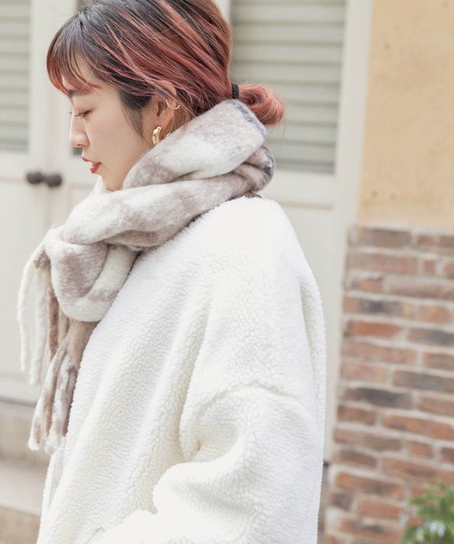 ITEMS URBANRESEARCH（アイテムズ アーバンリサーチ）の「リサイクルポリエステルブークレチェックストール（ストール/ショール・レディース・ベージュ/ブルー/ライトグレー/ブラック・ONE）」の6枚目の写真