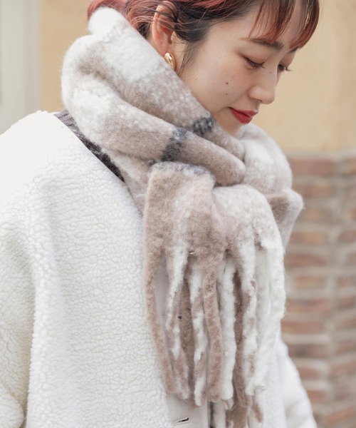 ITEMS URBANRESEARCH（アイテムズ アーバンリサーチ）の「リサイクルポリエステルブークレチェックストール（ストール/ショール・レディース・ベージュ/ブルー/ライトグレー/ブラック・ONE）」の8枚目の写真
