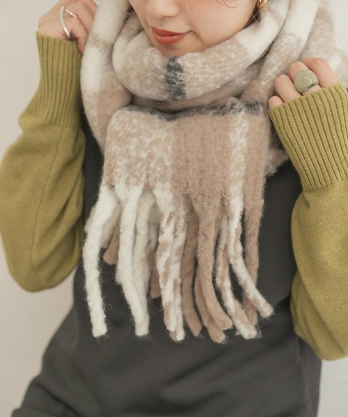 ITEMS URBANRESEARCH（アイテムズ アーバンリサーチ）の「リサイクルポリエステルブークレチェックストール（ストール/ショール・レディース・ベージュ/ブルー/ライトグレー/ブラック・ONE）」の9枚目の写真