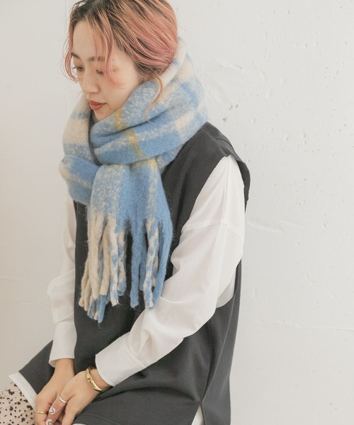 ITEMS URBANRESEARCH（アイテムズ アーバンリサーチ）の「リサイクルポリエステルブークレチェックストール（ストール/ショール・レディース・ベージュ/ブルー/ライトグレー/ブラック・ONE）」の11枚目の写真