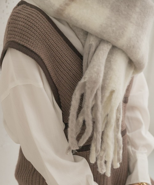 ITEMS URBANRESEARCH（アイテムズ アーバンリサーチ）の「リサイクルポリエステルブークレチェックストール（ストール/ショール・レディース・ベージュ/ブルー/ライトグレー/ブラック・ONE）」の17枚目の写真