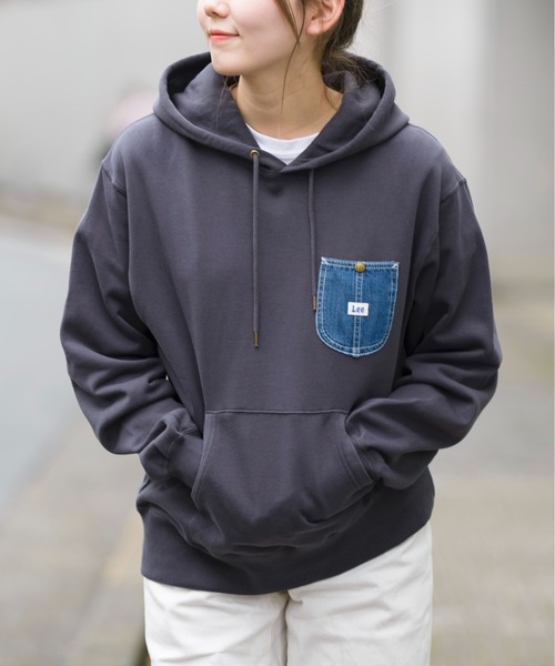 Lee（リー）の「【Lee】デニムポケットリメイク風スウェットパーカー