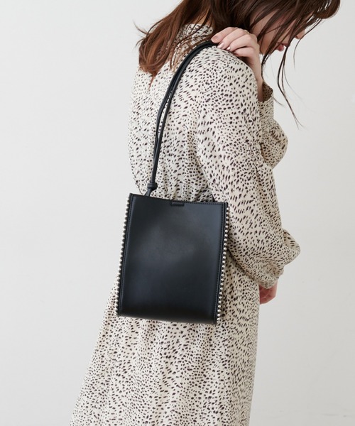 natural couture（ナチュラルクチュール）の「ミドルスクエアボールチェーンショルダーバッグ（ショルダーバッグ・レディース・ブラック/ベージュ/ラベンダー・FREE）」の2枚目の写真