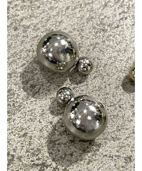 EMODA（エモダ）の「ダブルボールピアス（ピアス（両耳用）・レディース・シルバー/ゴールド・FREE）」の2枚目の写真