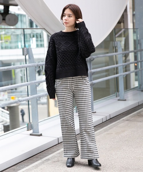 niko and（ニコアンド）の「ショート丈ケーブルニットクルーネック