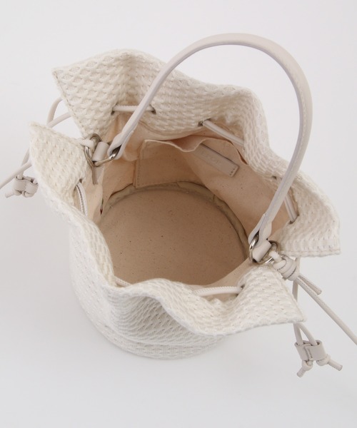 ROPE'(ロペ)の「NOVATEX/ドローストリング2WAY巾着バッグ(ショルダーバッグ・レディース・ホワイト/ベージュ・FREE)」の4枚目の写真