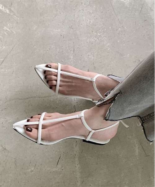 La-gemme(ラジェム)の「ポインテッドトゥTストラップサンダル(サンダル・レディース・ホワイト/ブラック/レッド/シルバー・38/39/35/36/37)」の5枚目の写真