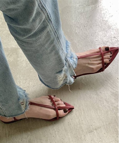 La-gemme(ラジェム)の「ポインテッドトゥTストラップサンダル(サンダル・レディース・ホワイト/ブラック/レッド/シルバー・38/39/35/36/37)」の6枚目の写真