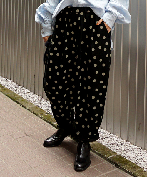 JOURNAL STANDARD LUXE(ジャーナルスタンダード ラックス)の「リネンドットタックバルーンパンツ(その他パンツ・レディース・ブラック/ブルー・FREE)」の2枚目の写真