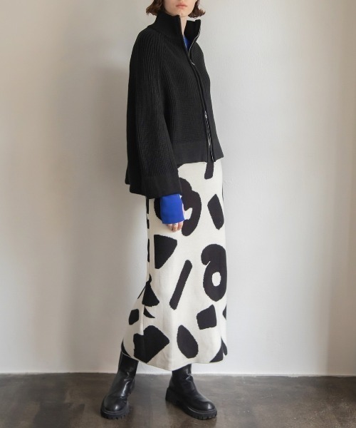 VACANCY(ヴァカンシー)の「ヌメラルアートニットスカート/ナロースカート(スカート・レディース・ネイビー/ホワイト・FREE)」の4枚目の写真