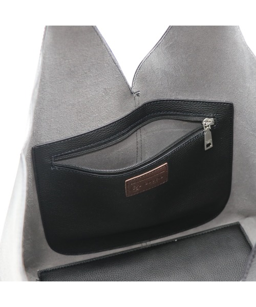 GUSCIO(グッシオ)の「【グッシオベーシック】センター切り替えVカットトートバッグ(トートバッグ・レディース・ブラック/グレー/カーキ/グレイッシュベージュ/アイボリー/ダークグレー・FREE)」の7枚目の写真