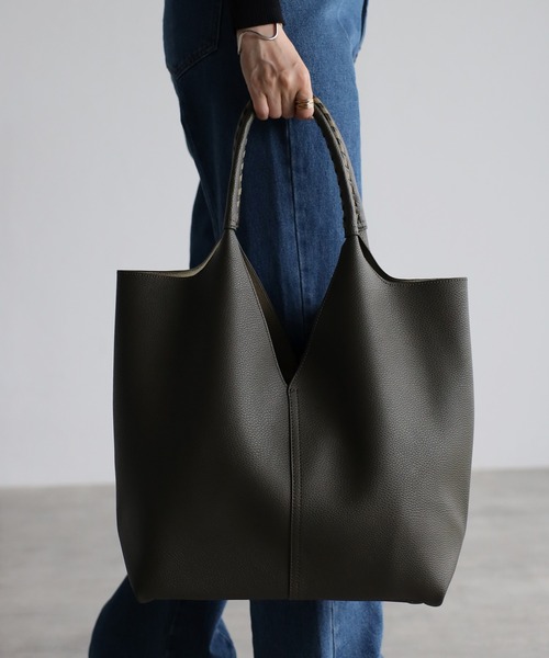 GUSCIO(グッシオ)の「【グッシオベーシック】センター切り替えVカットトートバッグ(トートバッグ・レディース・ブラック/グレー/カーキ/グレイッシュベージュ/アイボリー/ダークグレー・FREE)」の14枚目の写真