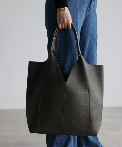 GUSCIO(グッシオ)の「【グッシオベーシック】センター切り替えVカットトートバッグ(トートバッグ・レディース・ブラック/グレー/カーキ/グレイッシュベージュ/アイボリー/ダークグレー・FREE)」の15枚目の写真