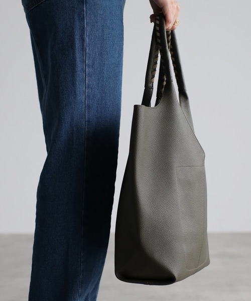 GUSCIO(グッシオ)の「【グッシオベーシック】センター切り替えVカットトートバッグ(トートバッグ・レディース・ブラック/グレー/カーキ/グレイッシュベージュ/アイボリー/ダークグレー・FREE)」の16枚目の写真