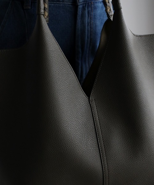 GUSCIO(グッシオ)の「【グッシオベーシック】センター切り替えVカットトートバッグ(トートバッグ・レディース・ブラック/グレー/カーキ/グレイッシュベージュ/アイボリー/ダークグレー・FREE)」の18枚目の写真