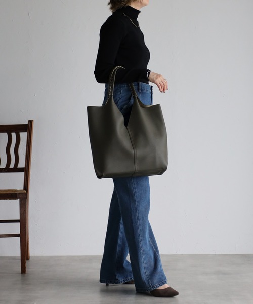 GUSCIO(グッシオ)の「【グッシオベーシック】センター切り替えVカットトートバッグ(トートバッグ・レディース・ブラック/グレー/カーキ/グレイッシュベージュ/アイボリー/ダークグレー・FREE)」の20枚目の写真