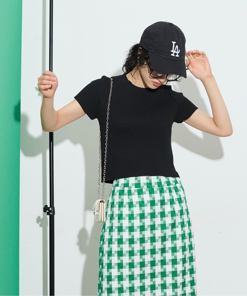 THE YOn(ザヨン)の「ショートスリーブコンパクトリブニットトップス(ニット/セーター・レディース・モカ/ホワイト/グリーン/ブラック/サックスブルー・FREE)」の13枚目の写真