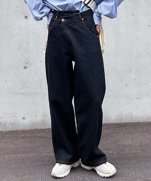 Chillfar（チルファー）の「アシンメトリーワイドダメージデニム（デニムパンツ・レディース・ライトブルー/ブラック・MEDIUM/LARGE）」の2枚目の写真