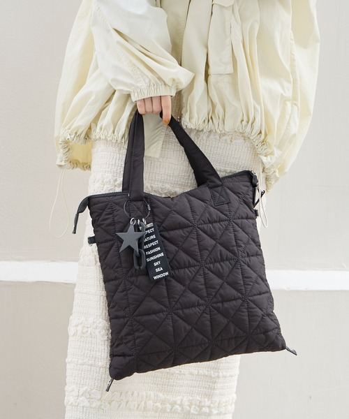 BAYFLOW（ベイフロー）の「[A4サイズ対応]チャーム付き3WAYキルトトート / ショルダーバッグ（トートバッグ・レディース・シルバー/ブラック/ホワイト/シルバー系1/ブラック系1/グリーン系1/オフホワイト/その他1/ネイビー/ライトブルー/レオパード・FREE）」の10枚目の写真