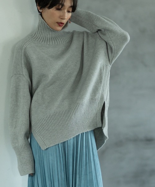 OPAQUE.CLIP（オペークドットクリップ）の「◆もちもちタートルスリットニット (ショート)【洗える】（ニット/セーター・レディース・レッド系1/ブルー系その他/ベージュ/ホワイト/グレー/ブラック/ブルー系その他4/ホワイト系その他3/ベージュ系2・02/03）」の4枚目の写真