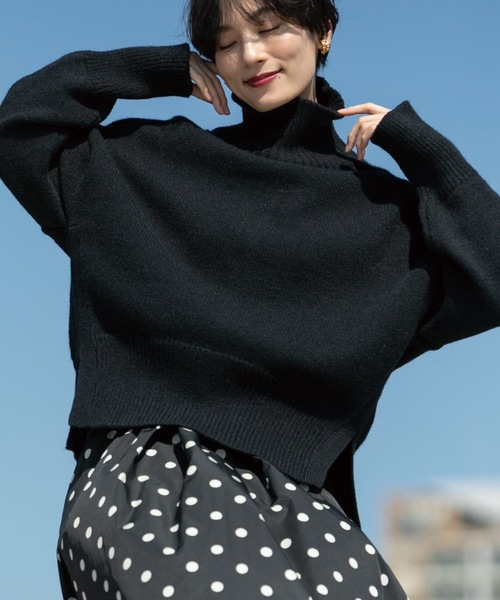 OPAQUE.CLIP（オペークドットクリップ）の「◆もちもちタートルスリットニット (ショート)【洗える】（ニット/セーター・レディース・レッド系1/ブルー系その他/ベージュ/ホワイト/グレー/ブラック/ブルー系その他4/ホワイト系その他3/ベージュ系2・02/03）」の3枚目の写真