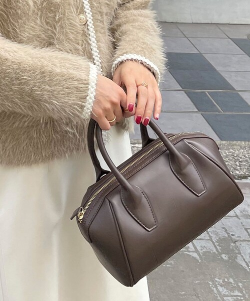 fredy emue(フレディエミュ)の「ショルダー付きフェイクレザーボストンバッグ(ボストンバッグ・レディース・ブラック/ダークブラウン/シルバー・FREE)」の1枚目の写真