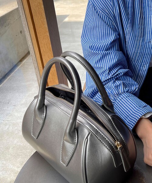 fredy emue(フレディエミュ)の「ショルダー付きフェイクレザーボストンバッグ(ボストンバッグ・レディース・ブラック/ダークブラウン/シルバー・FREE)」の3枚目の写真