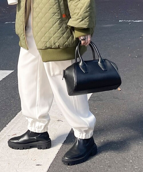 fredy emue(フレディエミュ)の「ショルダー付きフェイクレザーボストンバッグ(ボストンバッグ・レディース・ブラック/ダークブラウン/シルバー・FREE)」の2枚目の写真