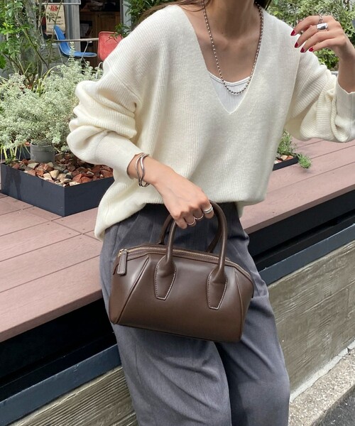 fredy emue(フレディエミュ)の「ショルダー付きフェイクレザーボストンバッグ(ボストンバッグ・レディース・ブラック/ダークブラウン/シルバー・FREE)」の20枚目の写真