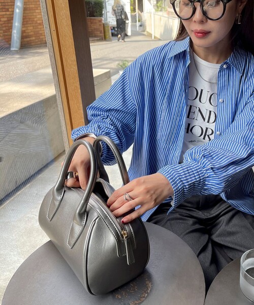 fredy emue(フレディエミュ)の「ショルダー付きフェイクレザーボストンバッグ(ボストンバッグ・レディース・ブラック/ダークブラウン/シルバー・FREE)」の17枚目の写真