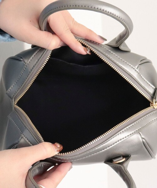 fredy emue(フレディエミュ)の「ショルダー付きフェイクレザーボストンバッグ(ボストンバッグ・レディース・ブラック/ダークブラウン/シルバー・FREE)」の7枚目の写真
