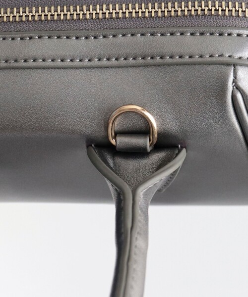 fredy emue(フレディエミュ)の「ショルダー付きフェイクレザーボストンバッグ(ボストンバッグ・レディース・ブラック/ダークブラウン/シルバー・FREE)」の6枚目の写真