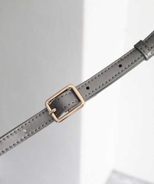 fredy emue(フレディエミュ)の「ショルダー付きフェイクレザーボストンバッグ(ボストンバッグ・レディース・ブラック/ダークブラウン/シルバー・FREE)」の4枚目の写真