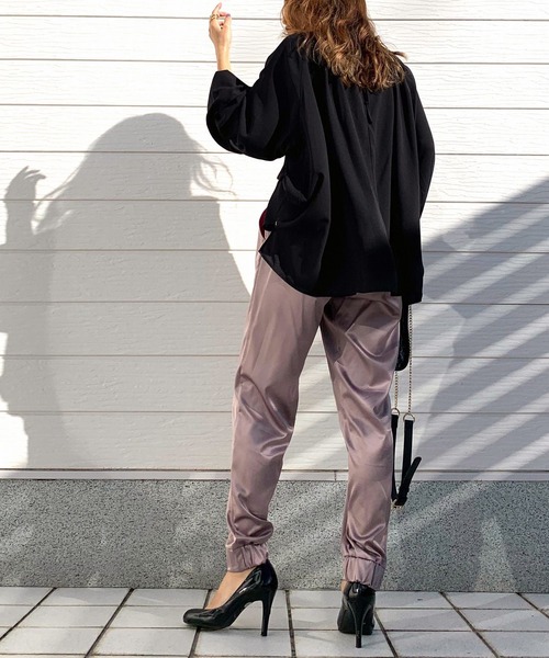 Q(キュー)の「サテンストレッチジョガーパンツ(その他パンツ・レディース・グレイッシュベージュ/チャコールグレー・MEDIUM)」の10枚目の写真