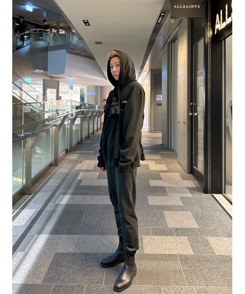 ALLSAINTS（オールセインツ）の「JEN MID-RISE LEATHER JOGGER TROUSERS | JEN ミッドライズ レザー ジョガー トラウザー（その他パンツ・レディース・ブラック・6）」の2枚目の写真