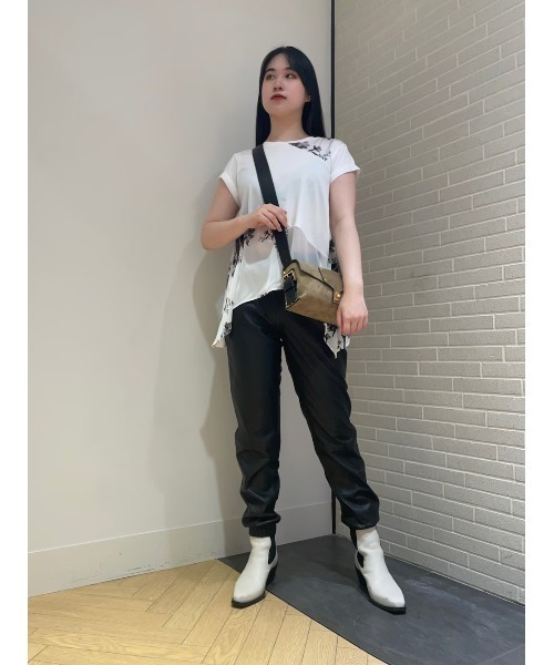 ALLSAINTS（オールセインツ）の「JEN MID-RISE LEATHER JOGGER TROUSERS | JEN ミッドライズ レザー ジョガー トラウザー（その他パンツ・レディース・ブラック・6）」の3枚目の写真