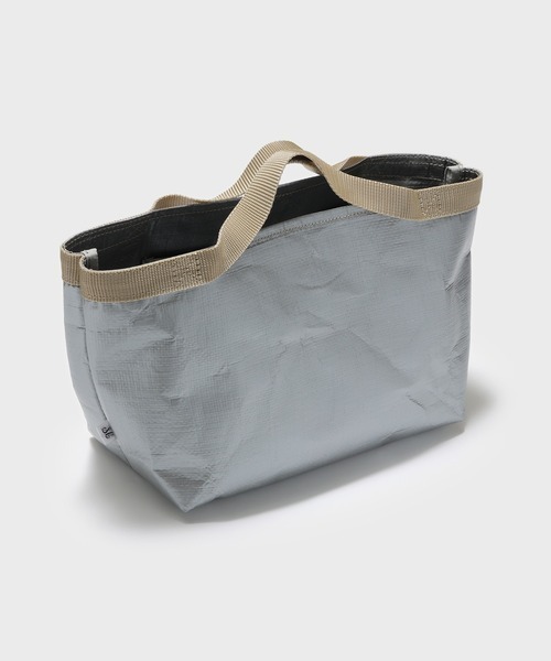 WALK IN CLOSET（ウォークインクローゼット）の「BOAT-SHAPED PE TOTE (S) - BEIGE TAPE（エコバッグ/サブバッグ・レディース・シルバー/ブラック・ONE SIZE）」の2枚目の写真