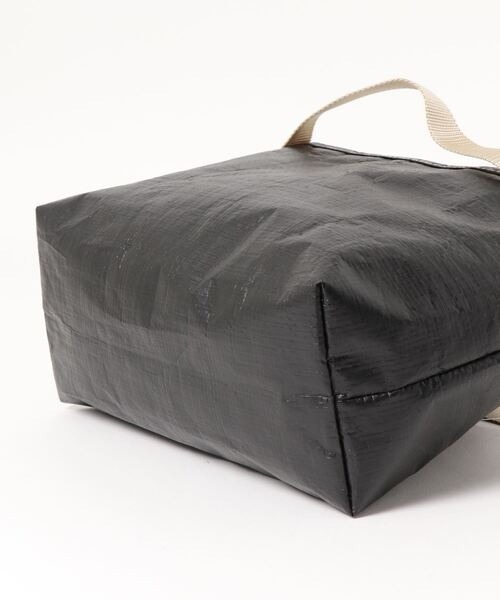WALK IN CLOSET（ウォークインクローゼット）の「BOAT-SHAPED PE TOTE (S) - BEIGE TAPE（エコバッグ/サブバッグ・レディース・シルバー/ブラック・ONE SIZE）」の8枚目の写真