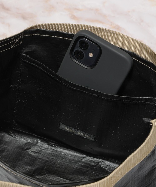 WALK IN CLOSET（ウォークインクローゼット）の「BOAT-SHAPED PE TOTE (S) - BEIGE TAPE（エコバッグ/サブバッグ・レディース・シルバー/ブラック・ONE SIZE）」の6枚目の写真