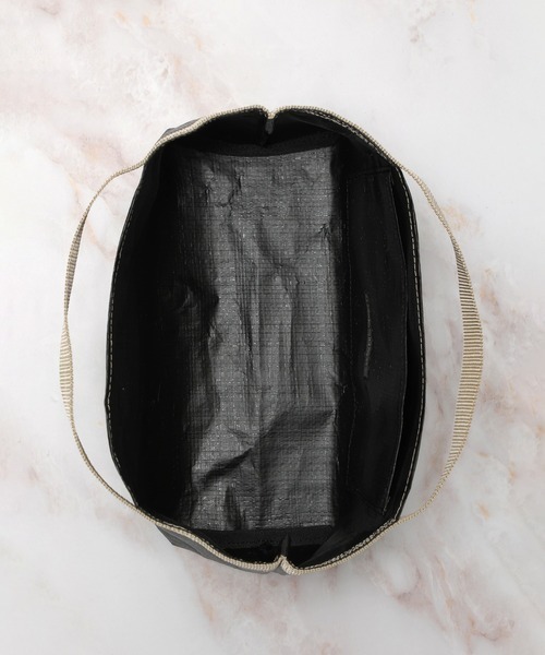 WALK IN CLOSET（ウォークインクローゼット）の「BOAT-SHAPED PE TOTE (S) - BEIGE TAPE（エコバッグ/サブバッグ・レディース・シルバー/ブラック・ONE SIZE）」の4枚目の写真