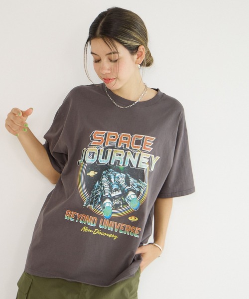 BAYFLOW（ベイフロー）の「[ヴィンテージライク]オリジナルロックTシャツ（Tシャツ/カットソー・レディース・チャコール/グレイッシュベージュ/オフホワイト・FREE）」の2枚目の写真