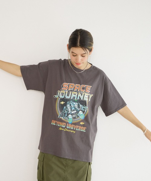 BAYFLOW（ベイフロー）の「[ヴィンテージライク]オリジナルロックTシャツ（Tシャツ/カットソー・レディース・チャコール/グレイッシュベージュ/オフホワイト・FREE）」の4枚目の写真