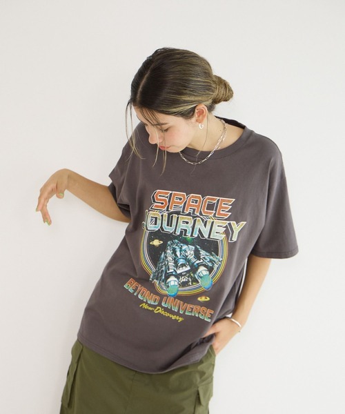 BAYFLOW（ベイフロー）の「[ヴィンテージライク]オリジナルロックTシャツ（Tシャツ/カットソー・レディース・チャコール/グレイッシュベージュ/オフホワイト・FREE）」の5枚目の写真