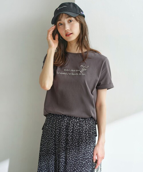 ANY SIS(エニィスィス)の「ロゴ刺繍 Tシャツ(Tシャツ/カットソー・レディース・グレー系/ワイン系/ホワイト系・2)」の2枚目の写真