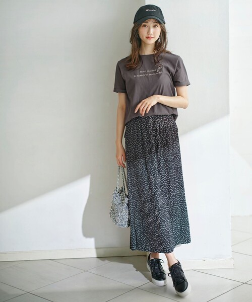 ANY SIS(エニィスィス)の「ロゴ刺繍 Tシャツ(Tシャツ/カットソー・レディース・グレー系/ワイン系/ホワイト系・2)」の4枚目の写真