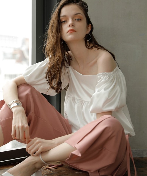 MIELI INVARIANT（ミエリインヴァリアント）の「2way Satin Balloon Blouse（シャツ/ブラウス・レディース・ブラック/ホワイト・FREE）」の2枚目の写真