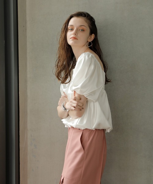 MIELI INVARIANT（ミエリインヴァリアント）の「2way Satin Balloon Blouse（シャツ/ブラウス・レディース・ブラック/ホワイト・FREE）」の5枚目の写真