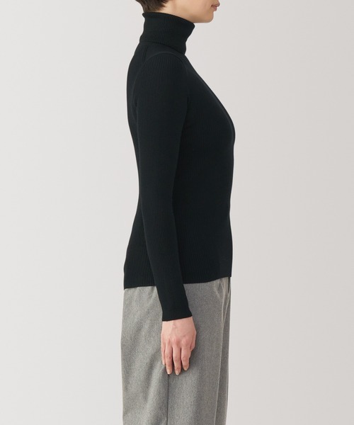 無印良品(ムジルシリョウヒン)の「婦人 洗えるウールハイゲージリブタートルネックセーター(ニット/セーター・レディース・ブラック/マスタード/オートミール/ダークグレー/オフホワイト/スモークピンク/ダークグリーン/レッド・M/S/XL/L)」の16枚目の写真