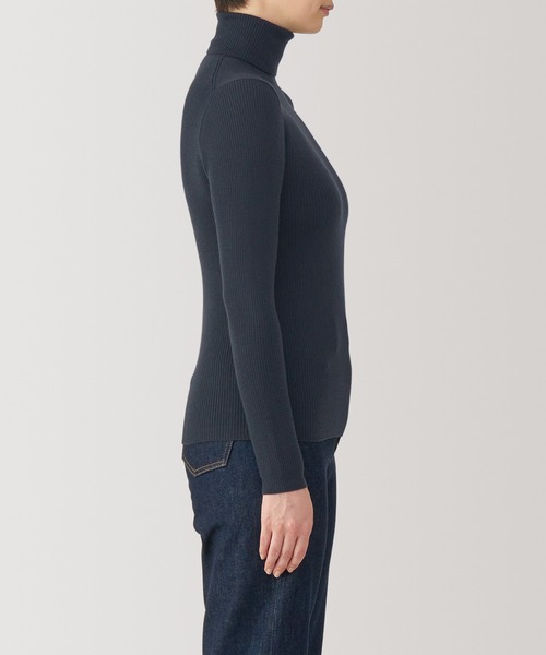 無印良品(ムジルシリョウヒン)の「婦人 洗えるウールハイゲージリブタートルネックセーター(ニット/セーター・レディース・ブラック/マスタード/オートミール/ダークグレー/オフホワイト/スモークピンク/ダークグリーン/レッド・M/S/XL/L)」の22枚目の写真